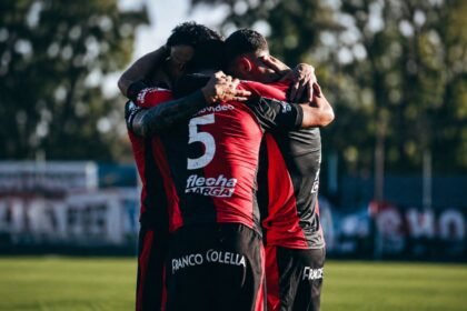 Colón celebra una victoria durante su participación en la Primera Nacional.