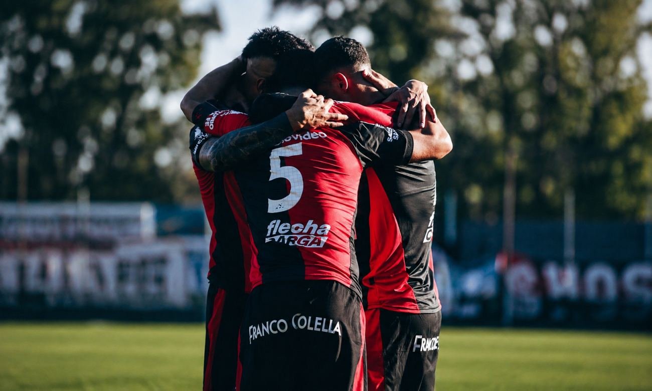 Colón celebra una victoria durante su participación en la Primera Nacional.