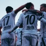El plantel de Colón celebra el triunfo ante San Telmo en el Brigadier López, en el inicio del segundo ciclo de Iván Delfino.