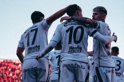 El plantel de Colón celebra el triunfo ante San Telmo en el Brigadier López, en el inicio del segundo ciclo de Iván Delfino.