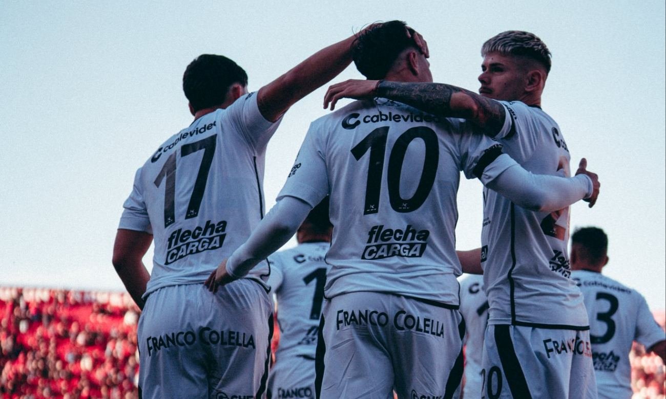 El plantel de Colón celebra el triunfo ante San Telmo en el Brigadier López, en el inicio del segundo ciclo de Iván Delfino.