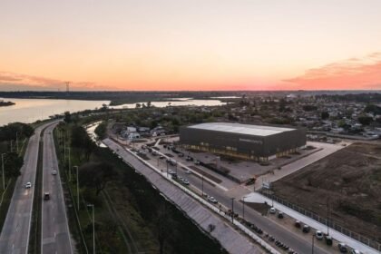 Vista aérea del río Salado, la avenida de Circunvalación, el nuevo bulevar Tacca y sectores del oeste de la ciudad de Santa Fe, con el barrio Centenario en el entorno.