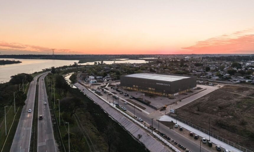 Vista aérea del río Salado, la avenida de Circunvalación, el nuevo bulevar Tacca y sectores del oeste de la ciudad de Santa Fe, con el barrio Centenario en el entorno.