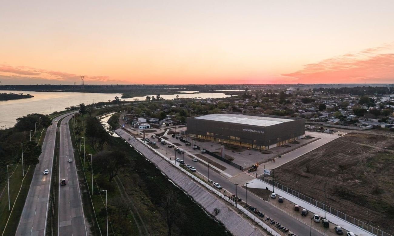 Vista aérea del río Salado, la avenida de Circunvalación, el nuevo bulevar Tacca y sectores del oeste de la ciudad de Santa Fe, con el barrio Centenario en el entorno.