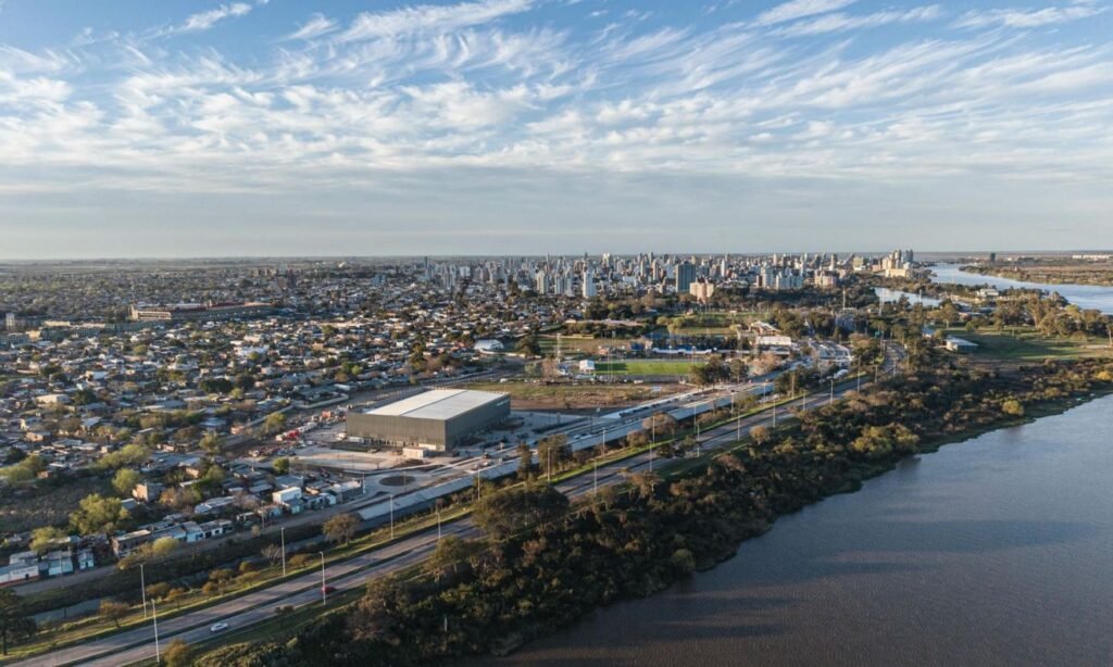 Vista aérea actual del sector oeste de Santa Fe, donde se observan el río Salado, la Circunvalación, el nuevo bulevar Tacca y las obras realizadas en el entorno del Estadio Invencible Santa Fe.