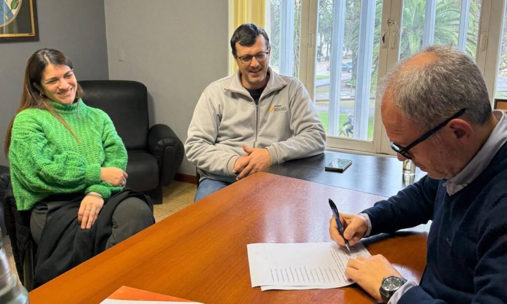 El intendente de Laguna Paiva, Elvio Cotterli, durante la firma del convenio de colaboración junto a representantes de EMEPA. Foto: Prensa Municipalidad de Laguna Paiva.