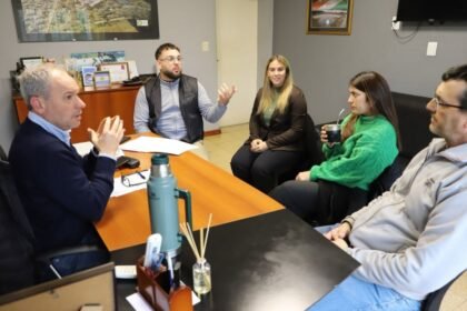 El intendente Elvio Cotterli y representantes de EMEPA durante una actividad institucional.