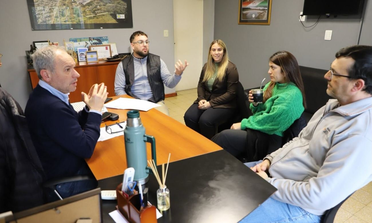 El intendente Elvio Cotterli y representantes de EMEPA durante una actividad institucional.
