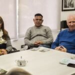 El intendente de Puerto General San Martín, Carlos A. De Grandis, encabezó la reunión junto a representantes de la Comisión FAE y autoridades educativas, durante la entrega de aportes destinados a instituciones de la ciudad.