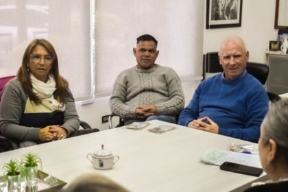 El intendente de Puerto General San Martín, Carlos A. De Grandis, encabezó la reunión junto a representantes de la Comisión FAE y autoridades educativas, durante la entrega de aportes destinados a instituciones de la ciudad.