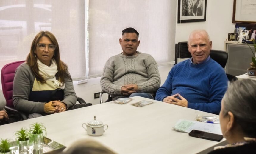 El intendente de Puerto General San Martín, Carlos A. De Grandis, encabezó la reunión junto a representantes de la Comisión FAE y autoridades educativas, durante la entrega de aportes destinados a instituciones de la ciudad.