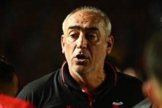 Iván Delfino durante un partido como entrenador de Colón.