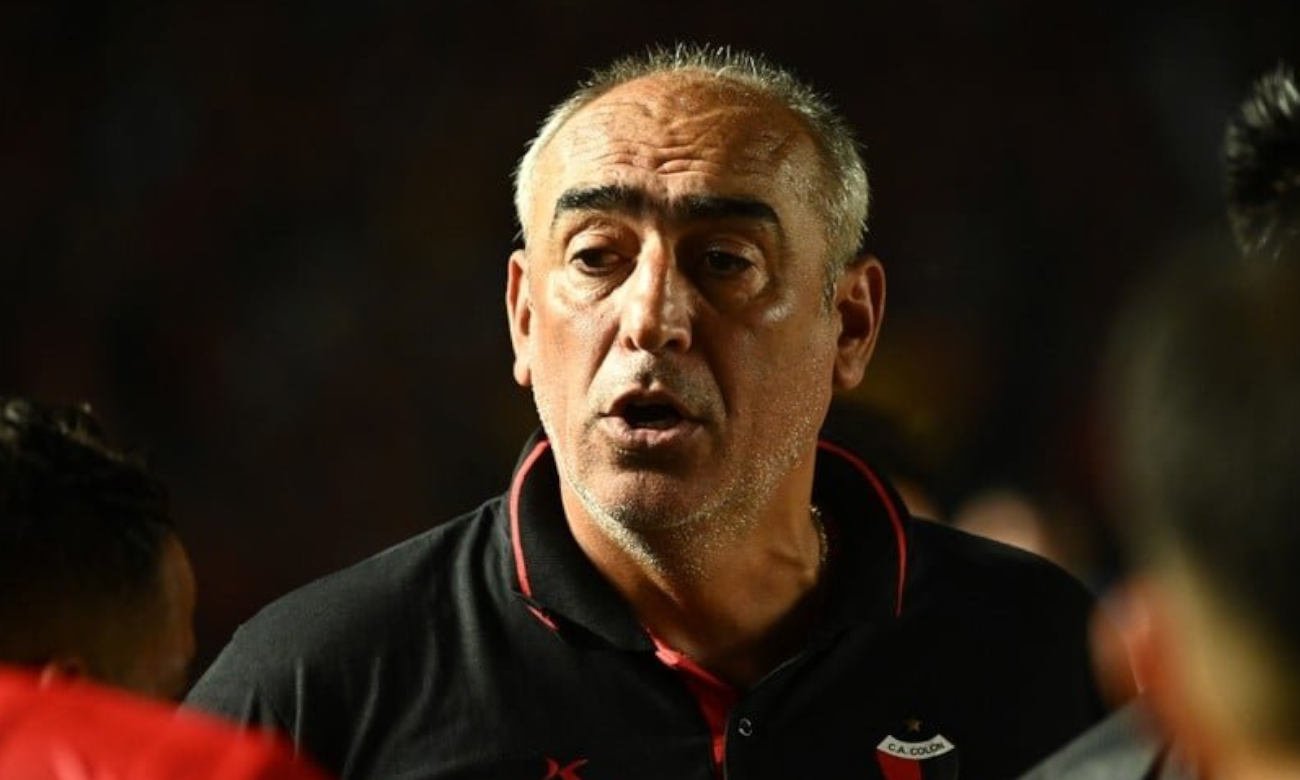 Iván Delfino durante un partido como entrenador de Colón.