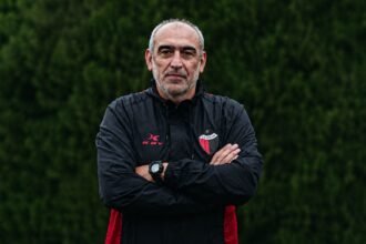 : Iván Delfino durante su etapa como entrenador de Colón en 2026. El técnico encabeza un nuevo ciclo al frente del plantel profesional sabalero. Foto: Prensa Club Colón.