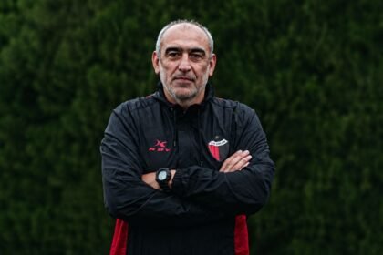 : Iván Delfino durante su etapa como entrenador de Colón en 2026. El técnico encabeza un nuevo ciclo al frente del plantel profesional sabalero. Foto: Prensa Club Colón.