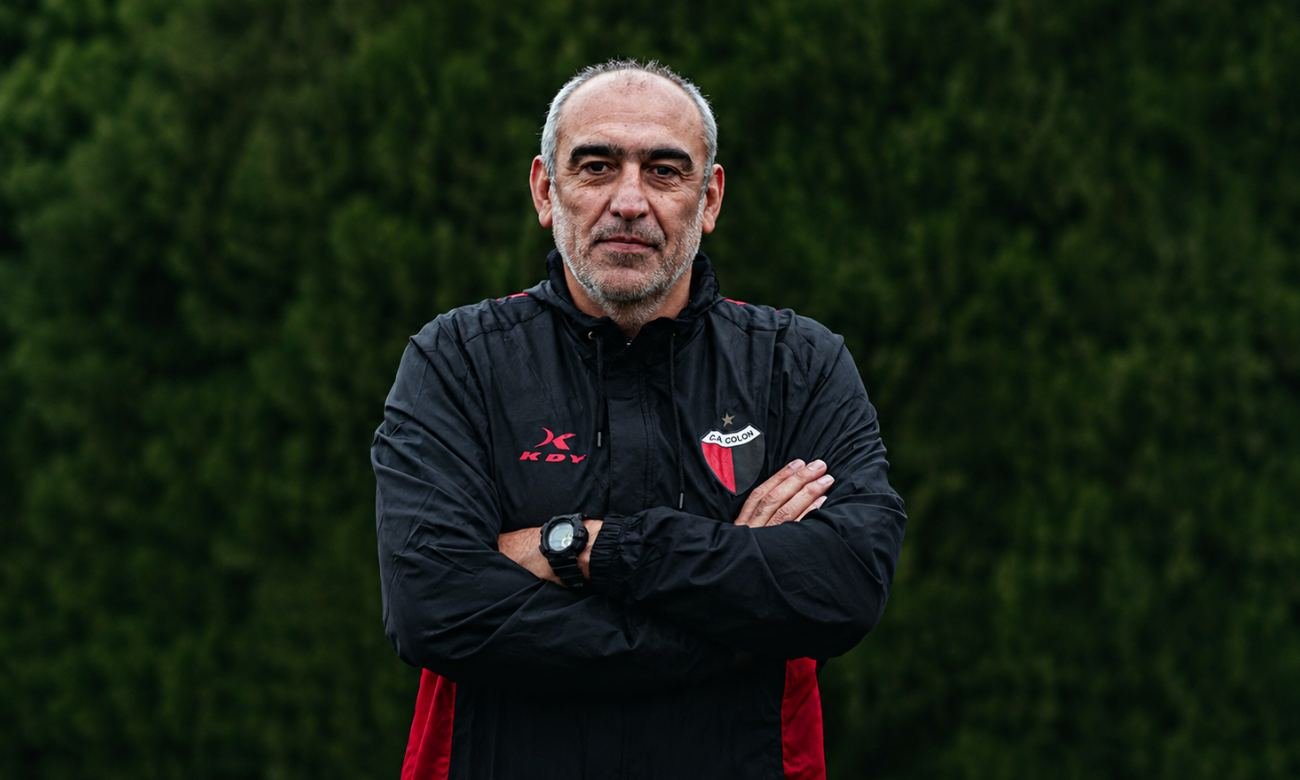 : Iván Delfino durante su etapa como entrenador de Colón en 2026. El técnico encabeza un nuevo ciclo al frente del plantel profesional sabalero. Foto: Prensa Club Colón.