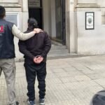 El detenido por la PDI tras el procedimiento realizado en barrio Santa Rosa de Lima. La imagen fue registrada en la Comisaría Primera de Santa Fe. Foto: PDI.