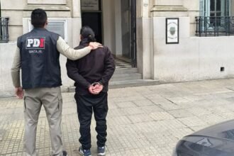 El detenido por la PDI tras el procedimiento realizado en barrio Santa Rosa de Lima. La imagen fue registrada en la Comisaría Primera de Santa Fe. Foto: PDI.