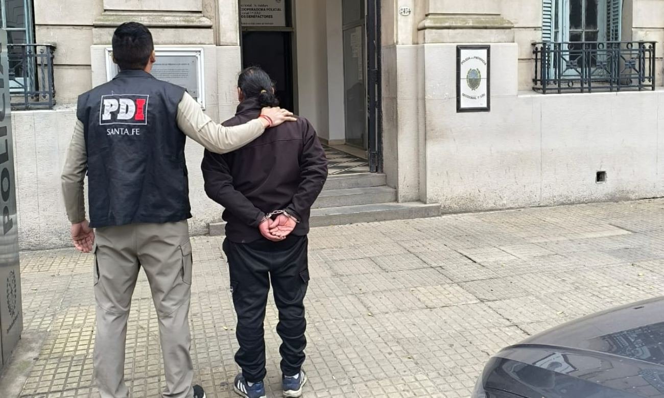 El detenido por la PDI tras el procedimiento realizado en barrio Santa Rosa de Lima. La imagen fue registrada en la Comisaría Primera de Santa Fe. Foto: PDI.