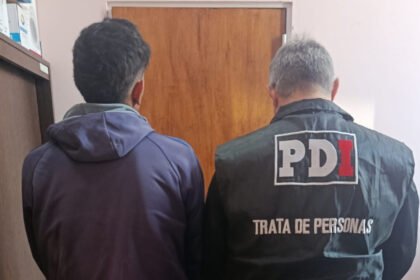 La PDI detuvo al joven de 24 años en San Cristóbal, investigado por lesiones y amenazas en un contexto de violencia de género.