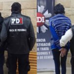 Personal de la Policía de Investigaciones custodia a las dos personas detenidas en el marco de una causa por presunto material de abuso sexual infantil.