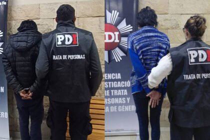 Personal de la Policía de Investigaciones custodia a las dos personas detenidas en el marco de una causa por presunto material de abuso sexual infantil.