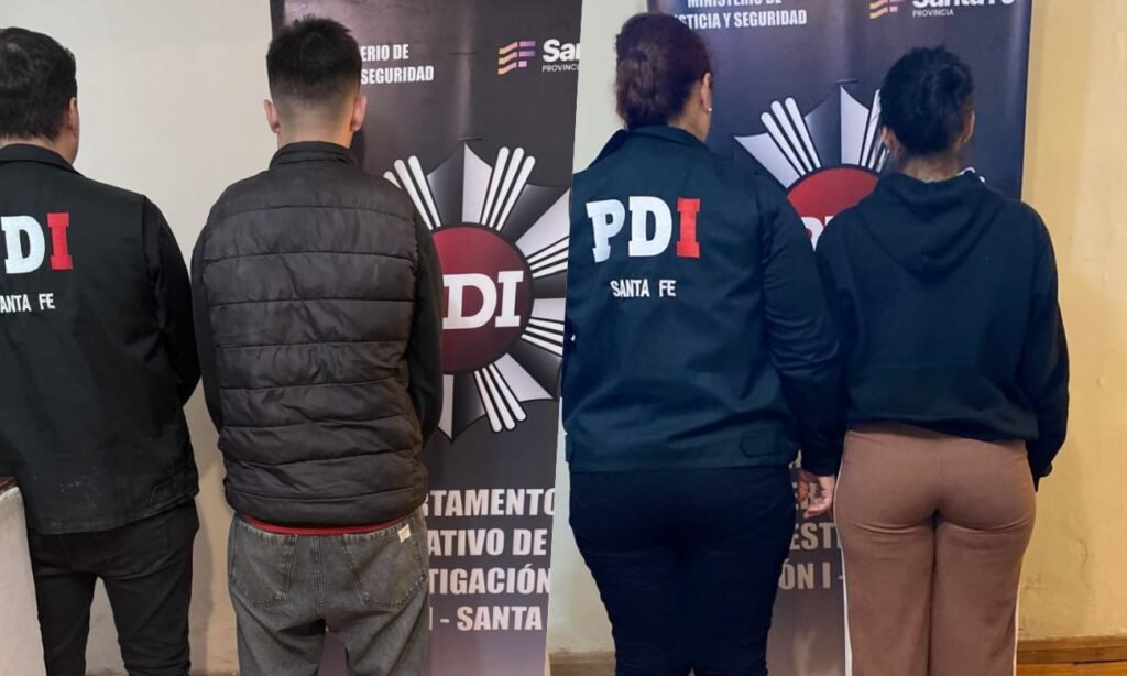 Los dos detenidos por la Policía de Investigaciones (PDI) en el marco de una causa por hurtos reiterados. Quedaron a disposición de la Justicia. Foto: PDI.