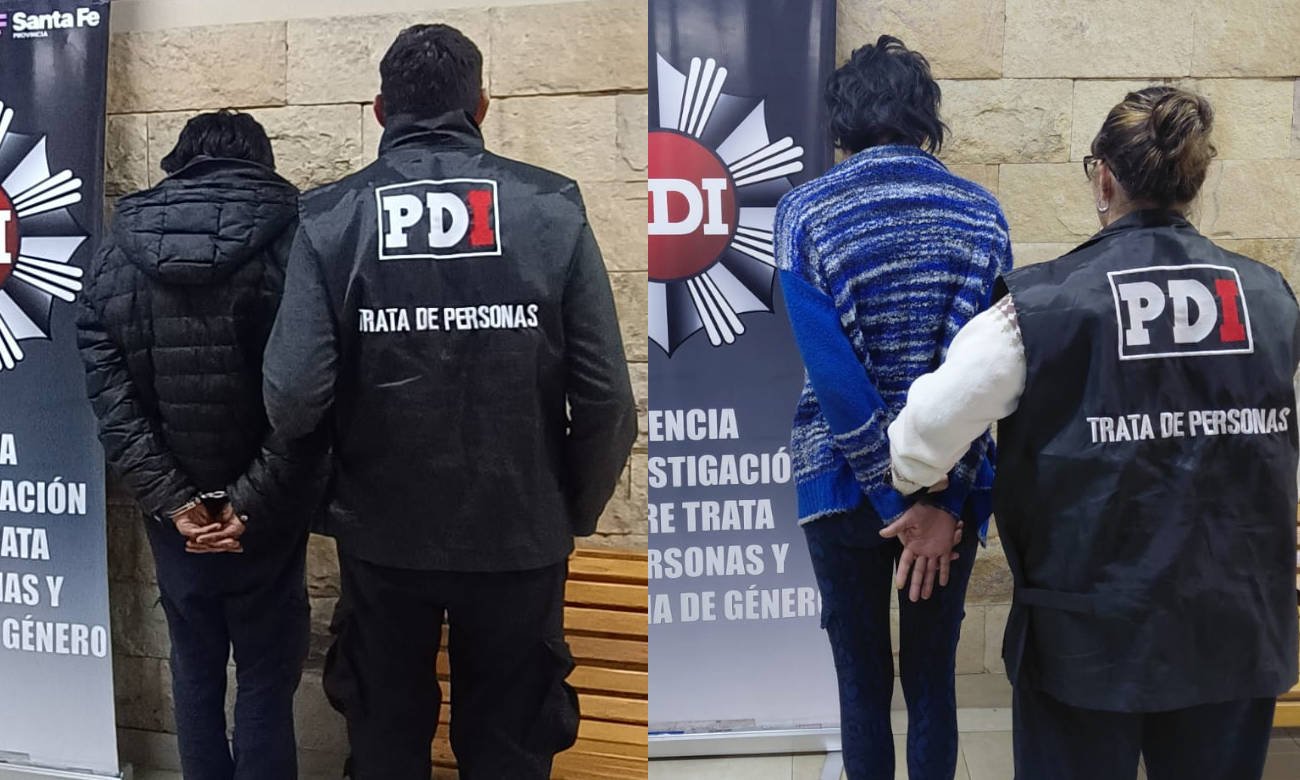 Personal de la Policía de Investigaciones custodia a las dos personas detenidas en el marco de una causa por presunto material de abuso sexual infantil.