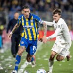 Ángel Di María disputa el balón durante el partido entre Rosario Central y Corinthians.