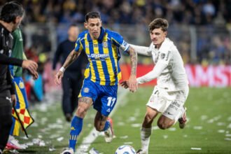 Ángel Di María disputa el balón durante el partido entre Rosario Central y Corinthians.