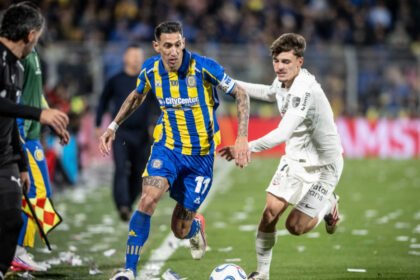 Ángel Di María disputa el balón durante el partido entre Rosario Central y Corinthians.