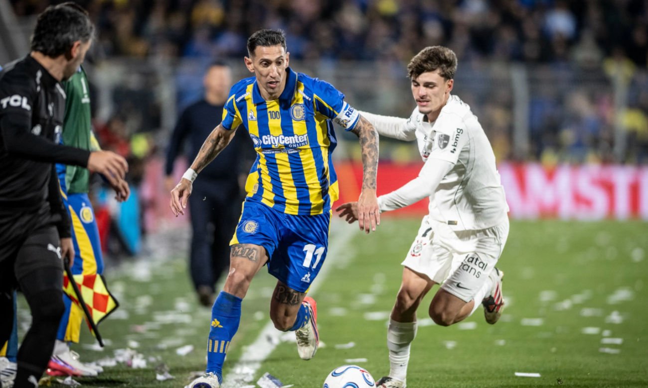 Ángel Di María disputa el balón durante el partido entre Rosario Central y Corinthians.