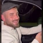 Captura del video difundido en redes sociales donde se observa al senador Oscar Dolzani conduciendo mientras utiliza un teléfono celular y sostiene un mate.
