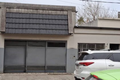 La vivienda del jefe policial atacada durante la madrugada en barrio Sur, donde un intento de entradera terminó con un delincuente herido y una investigación judicial en curso.