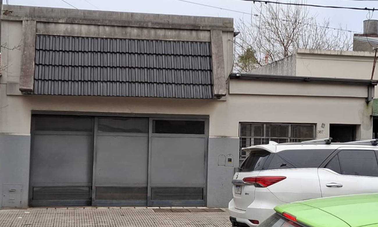 La vivienda del jefe policial atacada durante la madrugada en barrio Sur, donde un intento de entradera terminó con un delincuente herido y una investigación judicial en curso.