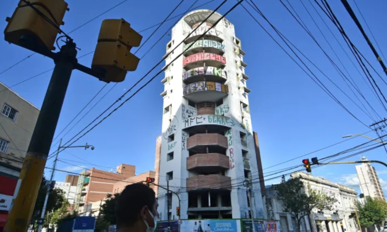 Edificio SOL III, ubicado en la esquina de 9 de Julio y Suipacha, en la ciudad de Santa Fe. Foto de archivo.