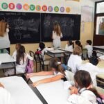 Una docente dicta clases a alumnos en un aula de una escuela primaria de la provincia de Santa Fe, durante una jornada escolar. Foto de archivo.