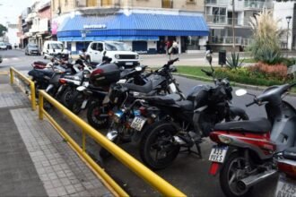 Nuevos espacios exclusivos para motocicletas instalados por la Municipalidad de Santa Fe para ordenar el tránsito y mejorar la seguridad vial.