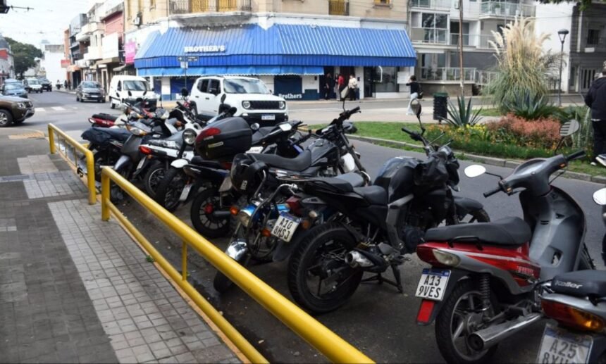 Nuevos espacios exclusivos para motocicletas instalados por la Municipalidad de Santa Fe para ordenar el tránsito y mejorar la seguridad vial.