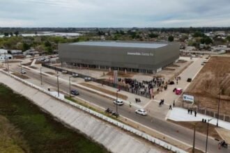 El Estadio Multipropósito Invencible Santa Fe, construido por el Gobierno de la Provincia, forma parte de la renovación del Polo Deportivo del Sur. El complejo integra el CARD, la pista de atletismo, las canchas de hockey, el ISEF y otros espacios destinados al desarrollo del deporte de alto rendimiento.