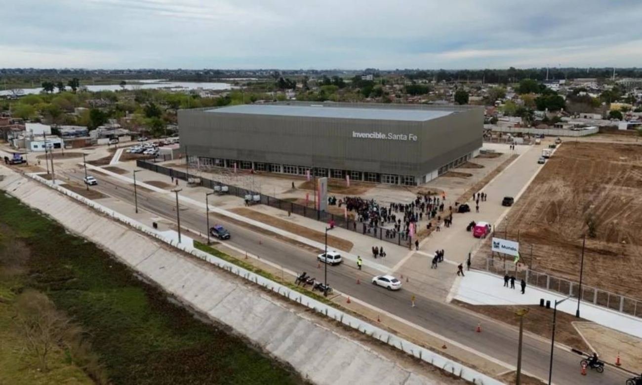 El Estadio Multipropósito Invencible Santa Fe, construido por el Gobierno de la Provincia, forma parte de la renovación del Polo Deportivo del Sur. El complejo integra el CARD, la pista de atletismo, las canchas de hockey, el ISEF y otros espacios destinados al desarrollo del deporte de alto rendimiento.