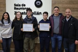 Sebastián y Matías Nocioni junto a los concejales Titi Barletta y Basile, durante el reconocimiento realizado en el Concejo Municipal de Santa Fe.
