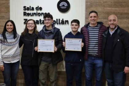 Sebastián y Matías Nocioni junto a los concejales Titi Barletta y Basile, durante el reconocimiento realizado en el Concejo Municipal de Santa Fe.