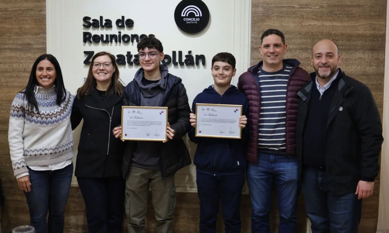 Sebastián y Matías Nocioni junto a los concejales Titi Barletta y Basile, durante el reconocimiento realizado en el Concejo Municipal de Santa Fe.