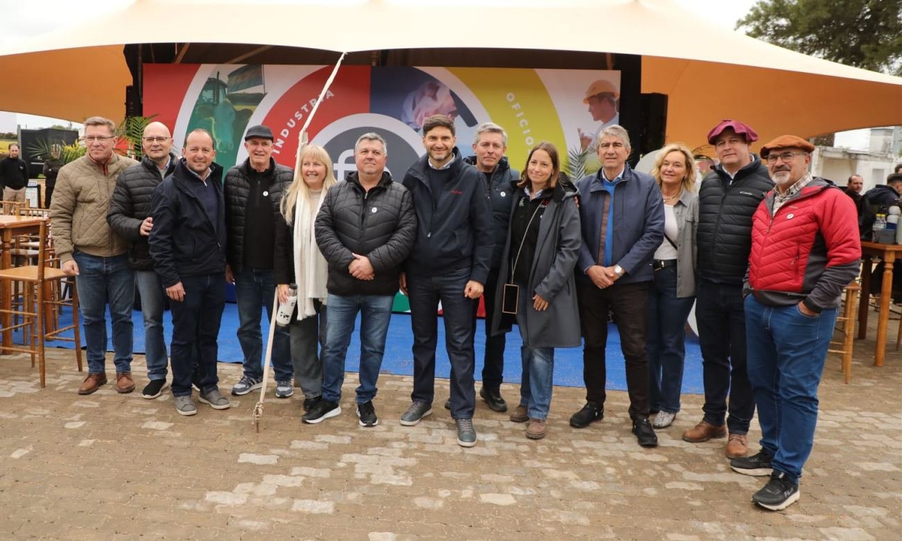 Autoridades provinciales y representantes de la Sociedad Rural durante una jornada de la Exposición Rural, Comercial e Industrial de San Justo.