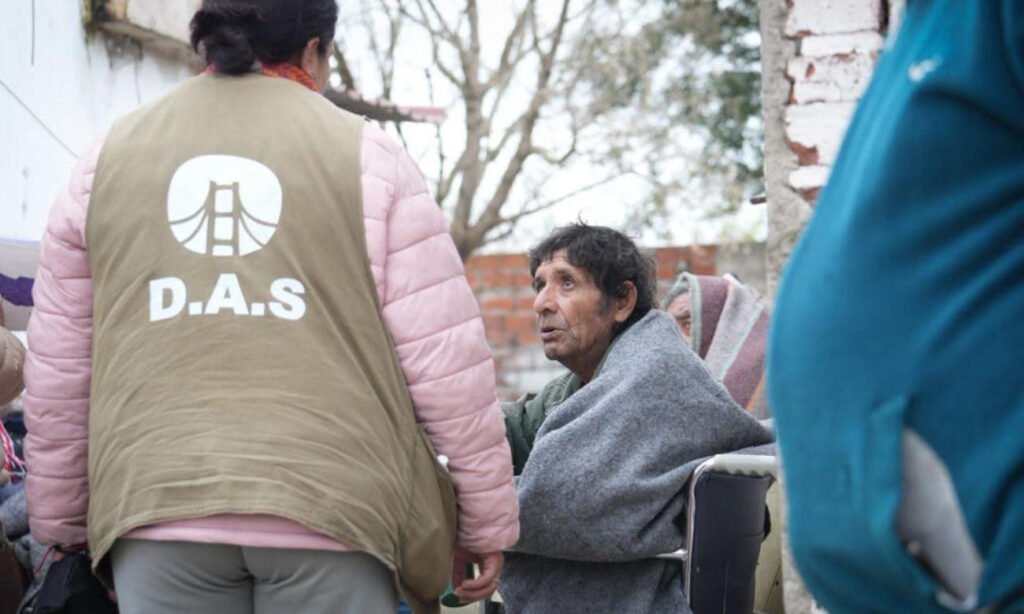 Operativo policial en un establecimiento investigado por funcionamiento irregular como residencia para adultos mayores en Santa Fe.