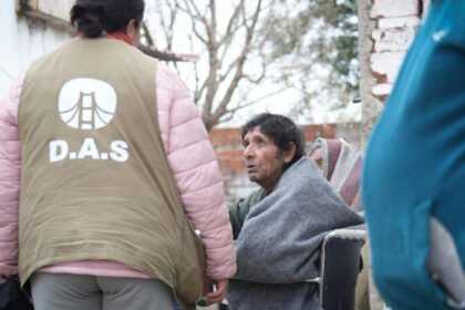 Operativo policial en un establecimiento investigado por funcionamiento irregular como residencia para adultos mayores en Santa Fe.