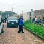 Personal policial y equipos de emergencia asistieron a los adultos mayores durante el operativo realizado en el geriátrico clandestino de barrio Nuevo Horizonte. Foto: Gentileza.