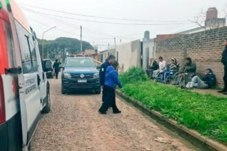 Personal policial y equipos de emergencia asistieron a los adultos mayores durante el operativo realizado en el geriátrico clandestino de barrio Nuevo Horizonte. Foto: Gentileza.