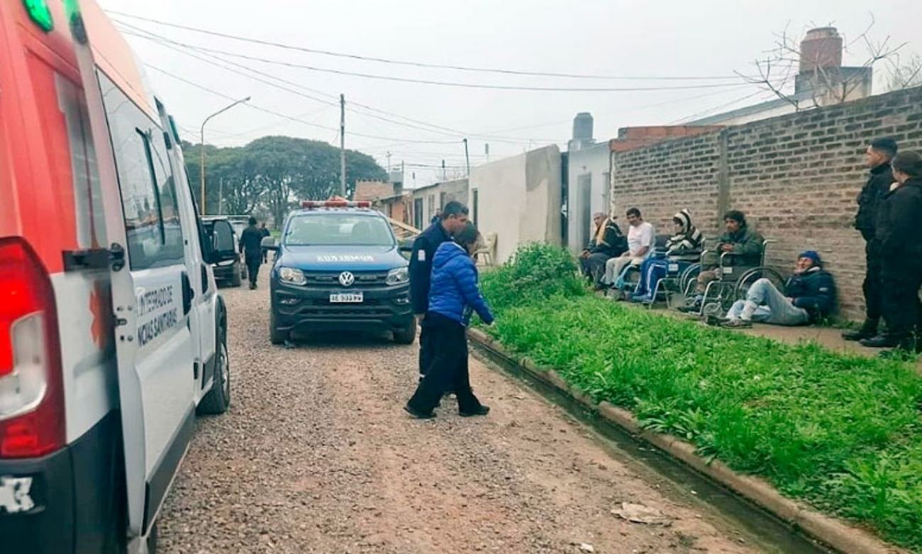 Personal policial y equipos de emergencia asistieron a los adultos mayores durante el operativo realizado en el geriátrico clandestino de barrio Nuevo Horizonte. Foto: Gentileza.